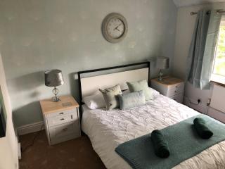 Cosy Rustic 3 bed cottage, great train links - Bebington - 2