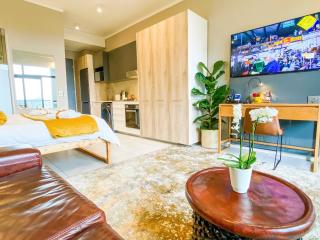 Menlyn Maine Residences - Central Park with king sized bed - 8