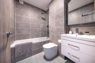 Ash View Place 4 -Heathrow - Thorpe Park - Free Parking - Staines - 4