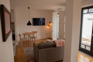 Spacious Studio w/ Balcony & AC by LovelyStay - Porto - 9