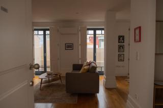 Spacious Studio w/ Balcony & AC by LovelyStay - Porto - 6