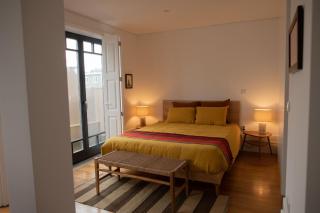 Spacious Studio w/ Balcony & AC by LovelyStay - Porto - 2