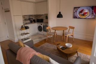Spacious Studio w/ Balcony & AC by LovelyStay - Porto - 4
