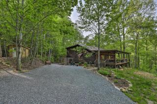 Deck and Views Hendersonville Cabin, Roads Are Open - 2