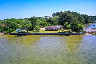 Bayfront Retreat with Game Room and Outdoor Pool! - Exmore - 9