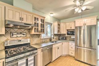 Bayfront Retreat with Game Room and Outdoor Pool! - Exmore - 4