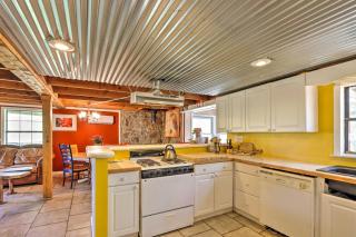 Charming Cottage with Deck in Blue Ridge! - 4