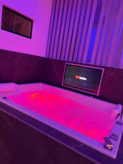 Chic & Jacuzzi - Givors - 9