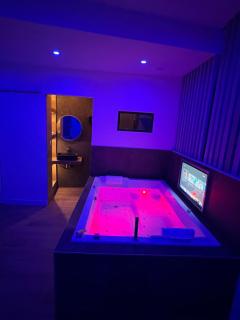 Chic & Jacuzzi - Givors - 3