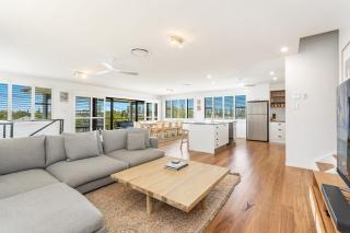 Cowrie House - Spacious, Modern holiday home - Yamba - 9