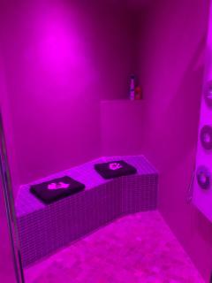 Appartement Love room avec jacuzzi et hammam privatisé Lieu insolite en amoureux Spa détente assurée avec de doux massages en options sur demande - Orgon - 2
