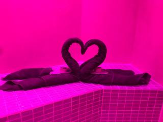 Appartement Love room avec jacuzzi et hammam privatisé Lieu insolite en amoureux Spa détente assurée avec de doux massages en options sur demande - Orgon - 1