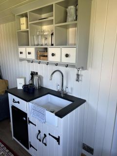 Home Farm Shepherds Hut with Firepit and Wood Burning Stove - High Wycombe - 6