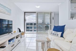 Coastal Chic Apartment - Mooloolaba and Alex - Alexandra Headland - 1