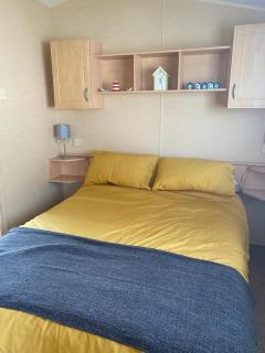 Comfy 2 bed holiday caravan - 1
