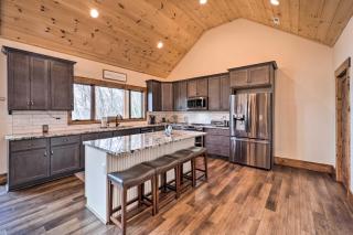 Mountainside Retreat with Fire Pit in Banner Elk - 2