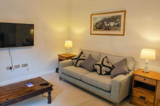 Hedgefield House - Serene Top Floor Flat - 7