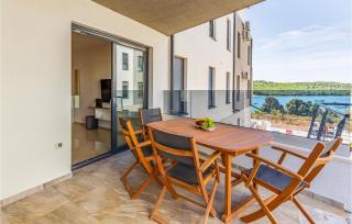 2 Bedroom Gorgeous Apartment In Banjole - 8