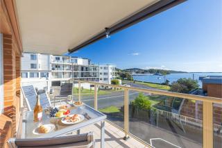Blue Vista 8 13 Victoria Parade - Studio with air con and spectacular views - Nelson Bay - 8