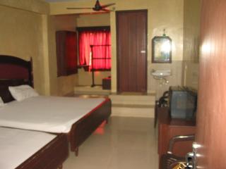 Hotel Sorrento Guest house Anna Nagar East Metro Shenoy Nagar metro budget monthly daily rooms - Chennai - 9