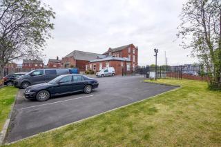 Spacious Apartment Close To City Centre with Secure Parking - Leeds - 0