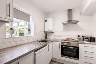 Curlew - 3 Bedrooms Wi-Fi, Parking, Contractors - Thornton - 2