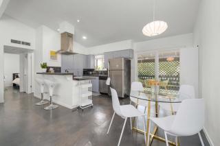 The Avocado Door - A Mid-Century Modern Gem ~ Near SoCo ~ Fenced yard ~ Corner lot - Austin - 7