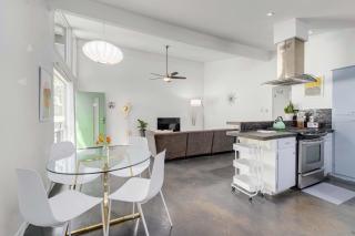 The Avocado Door - A Mid-Century Modern Gem ~ Near SoCo ~ Fenced yard ~ Corner lot - Austin - 9
