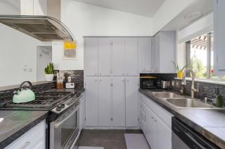 The Avocado Door - A Mid-Century Modern Gem ~ Near SoCo ~ Fenced yard ~ Corner lot - Austin - 4