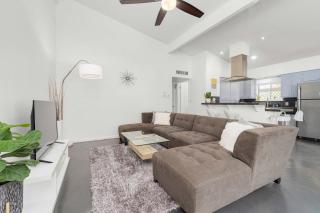 The Avocado Door - A Mid-Century Modern Gem ~ Near SoCo ~ Fenced yard ~ Corner lot - 8