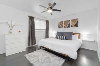 The Avocado Door - A Mid-Century Modern Gem ~ Near SoCo ~ Fenced yard ~ Corner lot - Austin - 3