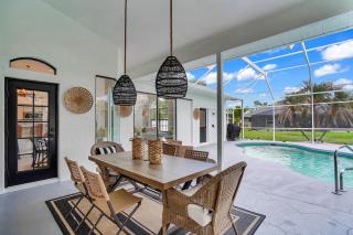 Exquisite 4BR Pool Villa, Jetted Tub, Sleeps 15 - Port Charlotte - 4