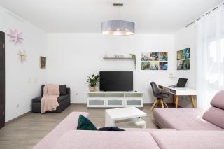 Stylish City Stay with Balcony & Free Parking - Pula - 7