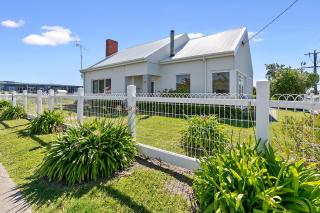 The White House Prime Location and Oozing Character - Apollo Bay - 9