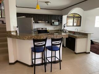 Family oriented house just steps to the beach - Jacó - 8