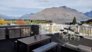 Central Lakeview Apartment with amazing rooftop 镇上湖景三室套房 - Queenstown - 1