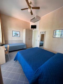 Hotel Villa dei Fiori - sul mare con piscina - Rimini - 4