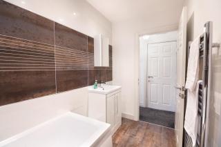 Modern city centre flat with free parking - 3