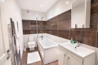 Modern city centre flat with free parking - 1