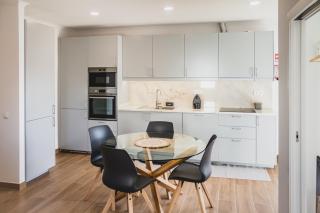 Lovely & bright renovated apt. w/ balcony in Lagos - 3