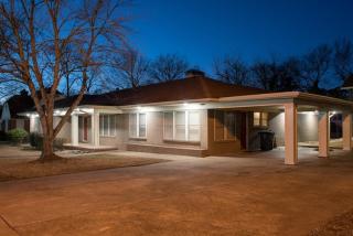 Oakwood Manor - Steps to Oaklawn, minutes to Downtown, Lakes, More - 9
