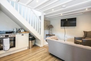 The Artists Loft - a superb cottage sensitively converted from a Grade II Listed 17th Century building - 3