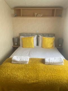 Calypso Hot Tub Breaks Tattershall Lakes Pet Friendly - Tattershall - 3