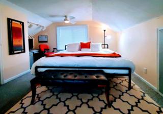 The Joslyn Chateau, a tri-level home that sleeps 8 with a king master - Pontiac - 9