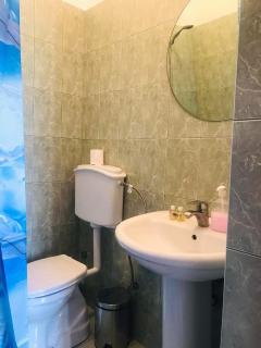 Flora's Guesthouse 'The Fir Gate' - Gjirokastër - 7