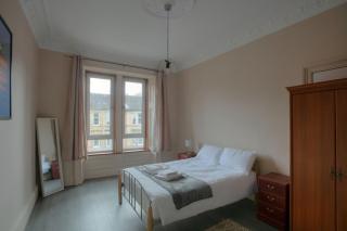 Spacious 3-Bed Apartment for Small Large Groups Close to BBC SSE Central Glasgow West End Free Parking - 1