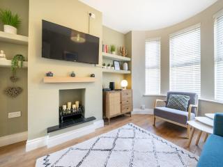 Amazing 2BR Townhouse in Fab District - Queens Uni - Pass the Keys - 5