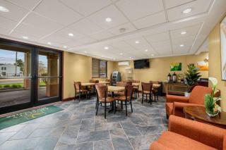 Hibiscus Inn & Suites - 8