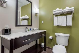 Redwood inn & Suites Crosby - 1