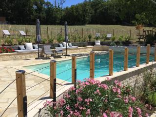 Safari tent lodges with a beautiful view at Lot Sous Toile - 2